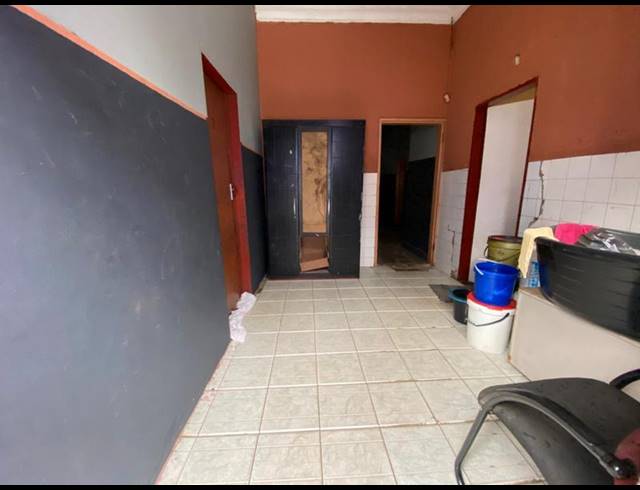 BUSINESS FOR SALE IN BEZUIDENHOUT VALLEY